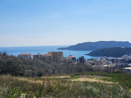 House of 80 square meters with a plot of 905m2 and beautiful panoramic views of the surrounding hills and the sea